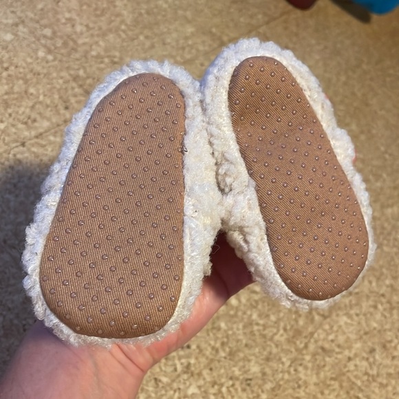 🍁 NWOT Never Worn‎ Fuzzy Baby Crib Shoes with Ears - Picture 2 of 2